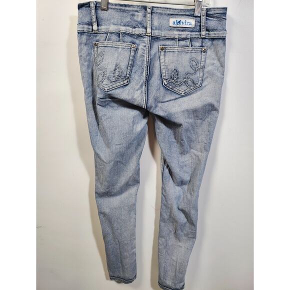 Alondra Women's Light fade Skinny Jeans Size 9, Distressed Two Button Jeans - Picture 7 of 15